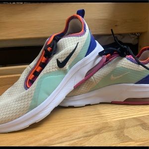 Nike women’s tennis shoes air max motion 2